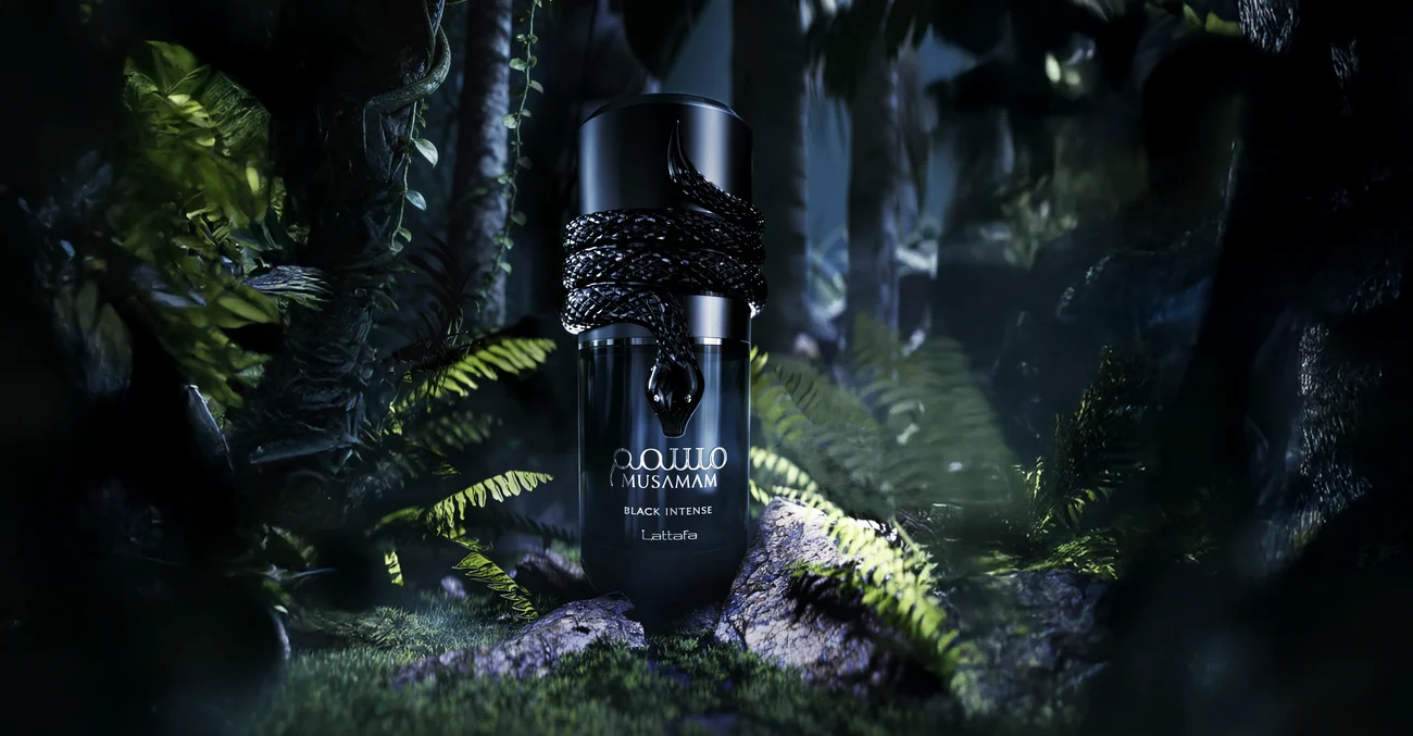 Musamam Black Intense entre helechos y luz natural